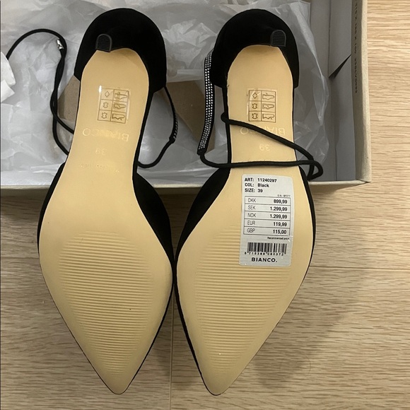 Brand New! Never Worn Bianco Ankle Strap Black Suede Pump Stiletto - Picture 3 of 5